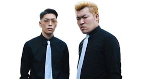 搞笑藝人組合「共犯者」成員洋平（右）猝逝，享年26歲，哥哥發聲明透露葬禮已於日前舉行，「大家不要忘記我的兄弟。」（圖／翻攝自松竹藝能官網）

