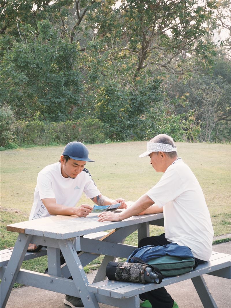楊大正（左）現身白沙屯媽祖進香，替父親（右）祈福還願。（圖／火氣音樂提供）