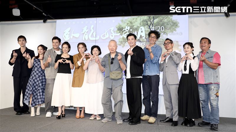 （左起）楊鎮、臧芮萱、陳熙鋒、陳仙梅、梁家榕、蘇明明、上官鳴、伊正、馬念先、謝其文、張育綺、王中平出席《臥龍好歲月》記者會。（圖／記者鄭孟晃攝影）