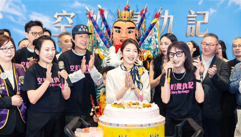 《空姐復仇記》主創團隊今日貼心為片中飾演空姐的劉倩妏慶生。（圖／萊思捷有限公司提供）