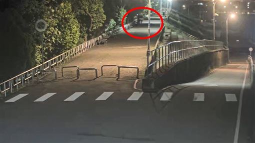 深夜逛河堤手機秒遭槍！歹徒下場完蛋