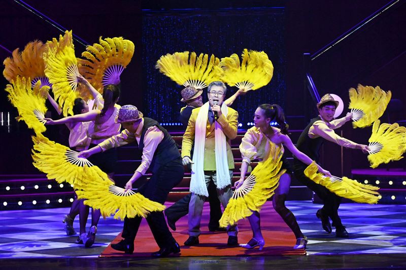 楊烈劇中演出橋段演唱組曲，宛如舉行小型演唱會，觀眾聽得過癮。（圖／金星文創提供）