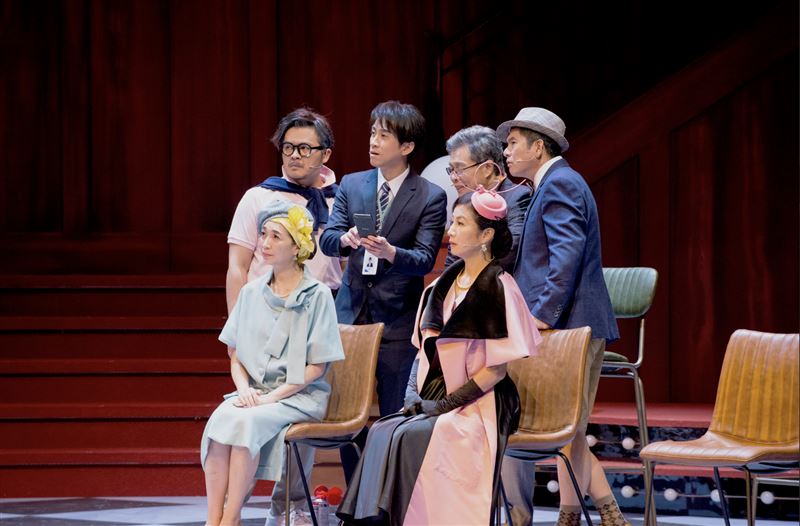 《明星養老院》演員陣容堅強，前排（左起）黃嘉千、方文琳，後排（左起）黃浩詠、陳漢典、楊烈、洪都拉斯。（圖／金星文創提供）