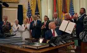 川普簽署行政命令，指示加速迷幻藥研究。（圖／翻攝自YT@The White House）