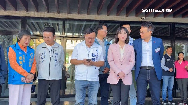 謝衣鳯（右二）因參選問題，引發家族內部矛盾