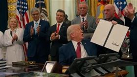 川普簽署行政命令，指示加速迷幻藥研究。（圖／翻攝自YT@The White House）