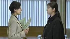 《對決》鈴木保奈美（左）和松本若菜正面對峙，隨著調查深入，雙方從試探走向價值觀衝突。（圖／Hami Video提供）