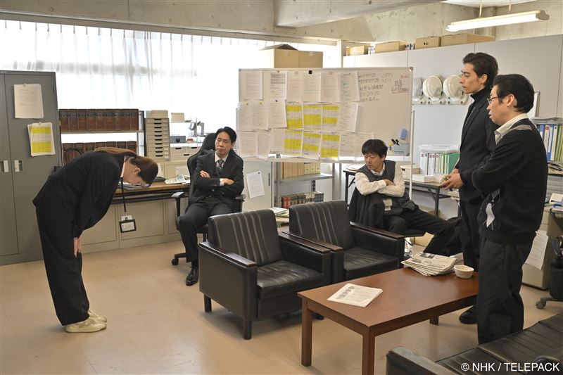 《對決》松本若菜（左）在調查醫大入學考試歧視弊案的同時，在記者室內也承受來自同儕因性別和年齡產生的歧視。（圖／Hami Video提供）