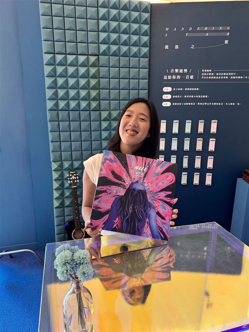 李竺芯返鄉致贈《Suí水》黑膠，向許石大師致敬。（圖／臺南市立圖書館提供）