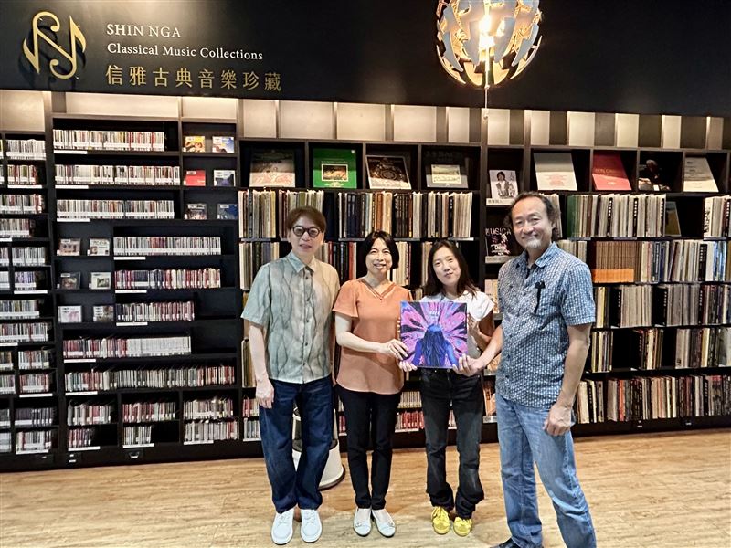 洪敬堯（左起）、臺南市立圖書館館長楊馥菱、李竺芯、鍾興民。（圖／臺南市立圖書館提供）