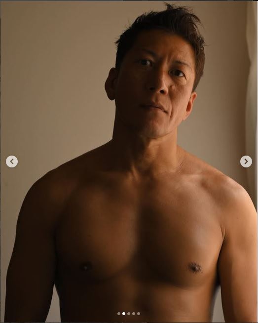 黒田悠斗指出，因為這種透天厝的攝影環境隔音很差，一樓在拍人妻送老公上班的時候，整個空間裡迴盪著二樓床戲男女優的激情聲。（圖／翻攝自黒田悠斗IG）