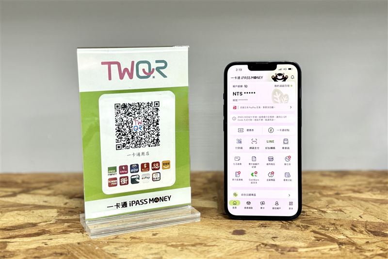 與LINE Pay拆夥後，iPASS MONEY並未一蹶不振。代收付金額從1月低點14.2億元，三個月內回升至18.2億元，獨立APP下載量也突破400萬次。一卡通總經理鄭鎧尹宣示今年砸3億元增資、1.5億元行銷補貼，三大策略同步推進，並率先在高雄六合、瑞豐夜市串接日本PayPay，搶攻逾8,000萬海外用戶的觀光消費商機。（圖／一卡通提供）