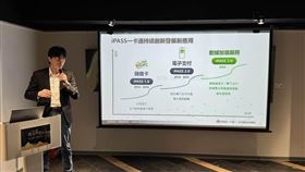 與LINE Pay拆夥後，iPASS MONEY並未一蹶不振。代收付金額從1月低點14.2億元，三個月內回升至18.2億元，獨立APP下載量也突破400萬次。一卡通總經理鄭鎧尹宣示今年砸3億元增資、1.5億元行銷補貼，三大策略同步推進，並率先在高雄六合、瑞豐夜市串接日本PayPay，搶攻逾8,000萬海外用戶的觀光消費商機。（圖／記者師瑞德攝影）