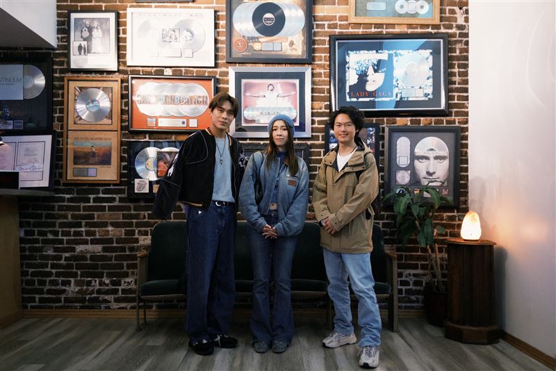 告五人朝聖洛杉磯傳奇錄音室「Village Studios」。（圖／相信音樂提供）