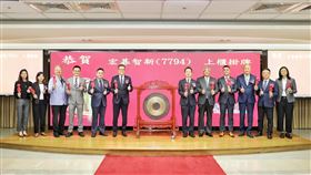 宏碁智新侯知遠董事長（左6）、高國書執行長（左5）率領經營團隊共同敲鑼，風光掛牌。（圖／宏碁智新）