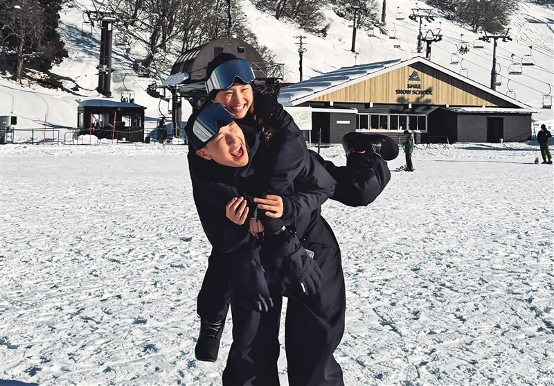 申力安（後）與「名模教母」陳婉若獨子Len Wang（前）交往，經常在社群曬照。（翻攝自申力安Threads）