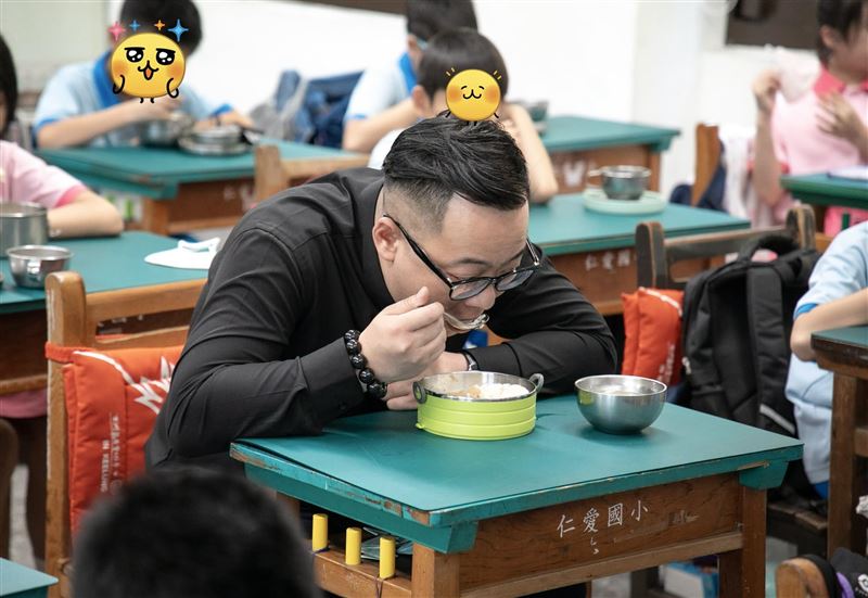 童子瑋近日到校園視察，遭市府發新聞稿質疑違反行政中立。（圖／翻攝自童子瑋﻿臉書）