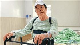雷洪因脊椎退化，已經不良於行，三月動了脊椎手術，目前乖乖復健中。（讀者提供）
