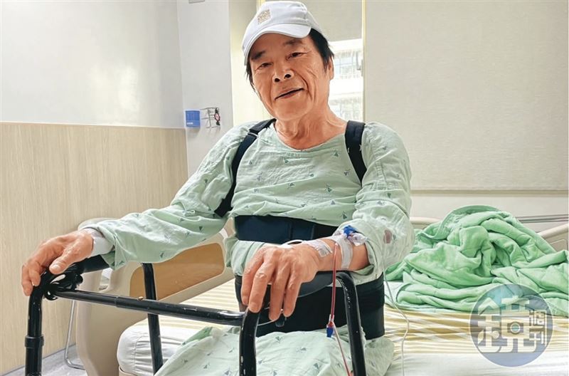 雷洪因脊椎退化，已經不良於行，三月動了脊椎手術，目前乖乖復健中。（讀者提供）