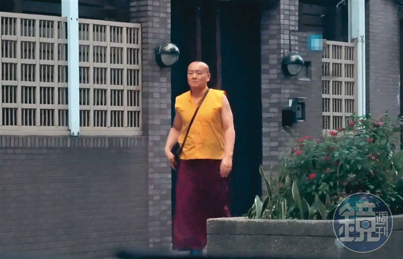 4/14 17：15，身陷桃色及爭產風暴的喇嘛多傑仁卿，每天幾乎都會出門散步