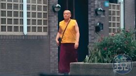 4/14 17：15，身陷桃色及爭產風暴的喇嘛多傑仁卿，每天幾乎都會出門散步。