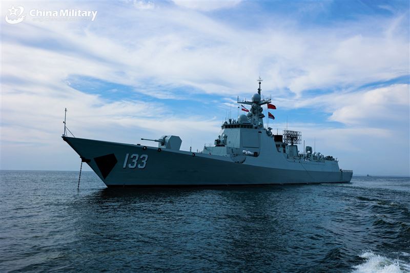 中國解放軍東部戰區宣布，133號驅逐艦「包頭艦」編隊已穿越橫當水道，前往西太平洋進行演訓。（圖／翻攝自X平台 @ChinaMilBugle）