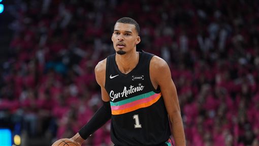 全票獲年度最佳防守球員　溫班亞馬創歷史