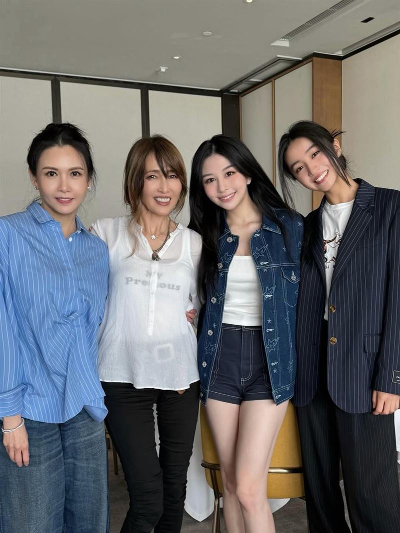 邱淑貞（左起）工藤靜香、沈月、木村光希世紀大同框，堪稱經典。（圖／翻攝自IG＠yuetyuetxx）