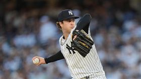 洋基隊先發投手史利特勒（Cam Schlittler）在即將重返家鄉首度於芬威球場先發，他與家人竟收到了球迷的「死亡威脅」。（圖／美聯社／達志影像）
