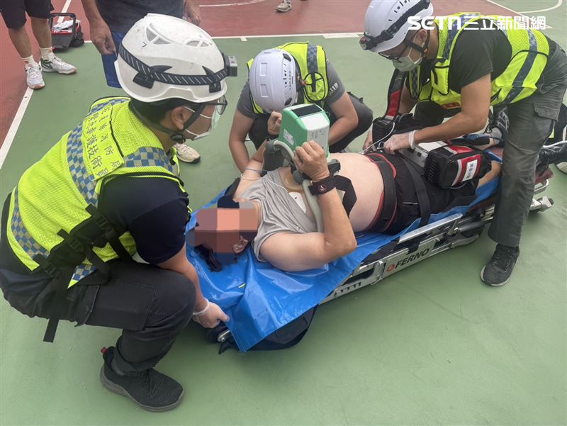 花蓮縣警局籃球場驚傳意外，73歲何姓男子打球時突發心肌梗塞倒地，失去生命跡象。（圖／記者呂彥攝）