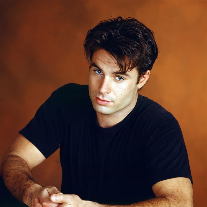 美國男星派屈克・莫頓（Patrick Muldoon），因心臟病發離世，享年57歲。（圖／翻攝自X平台）