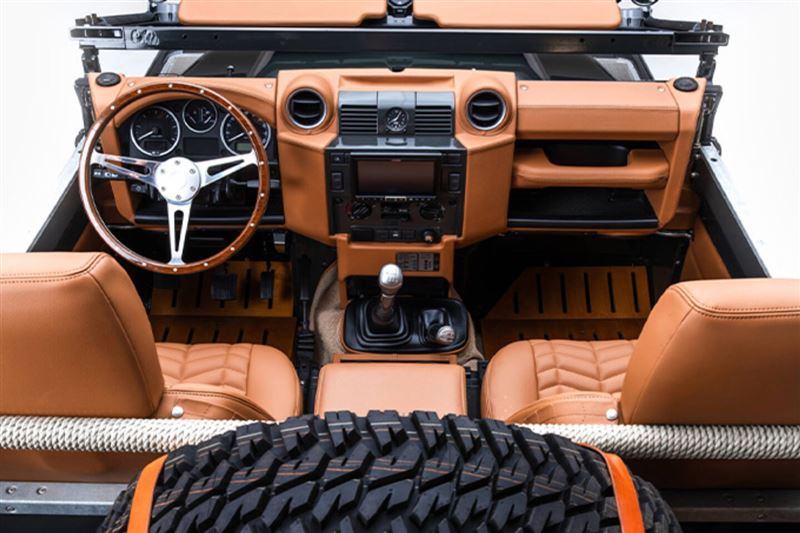 採用肉桂色皮革座椅與木質地板。（圖／翻攝Hedonic網站）