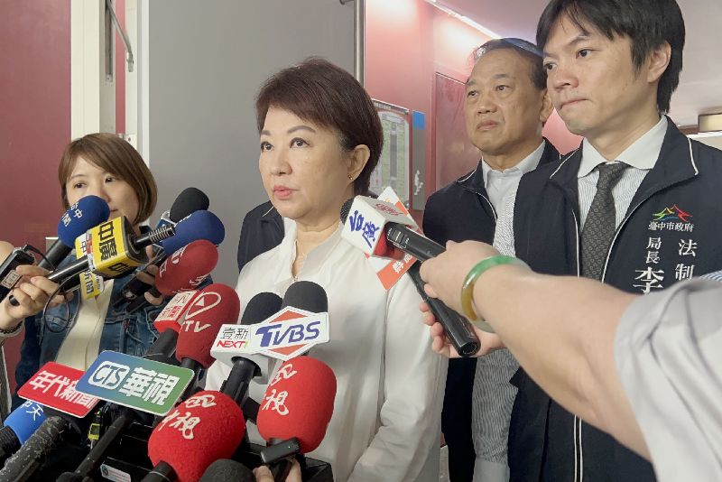 民眾黨創黨主席柯文哲日前掃街被噴辣椒水，經查竟是分局長誤噴。台中市長盧秀燕（前中）21日接受媒體聯訪說，這不只是烏龍事件，而且是警察紀律問題