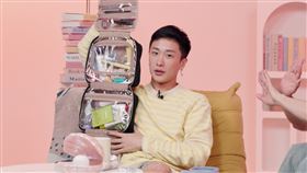 妮妃雅「私密旅行包」竟掏出老虎鉗。（圖／小公視提供） 