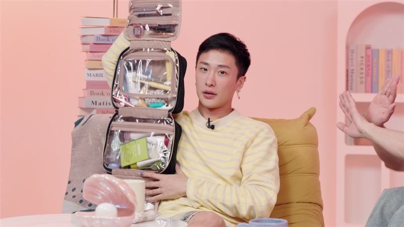 妮妃雅「私密旅行包」竟掏出老虎鉗。（圖／小公視提供）