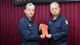 中市警局第六分局績效評比優獲表揚台中市政府警察局第六分局在績效評比中，奪下掃黑、緝毒、打詐等3項冠軍及肅槍亞軍，第六分局長周俊銘（右）3日代表接受市警局長吳敬田（左）表揚。（警方提供）中央社記者郝雪卿傳真  114年12月3日