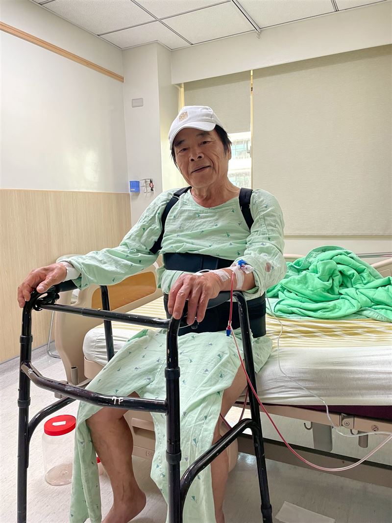 雷洪病榻照曝光。（圖／民視提供）