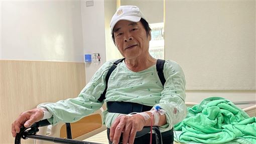 78歲雷洪緊急動刀　6妻妾全跑光只剩她