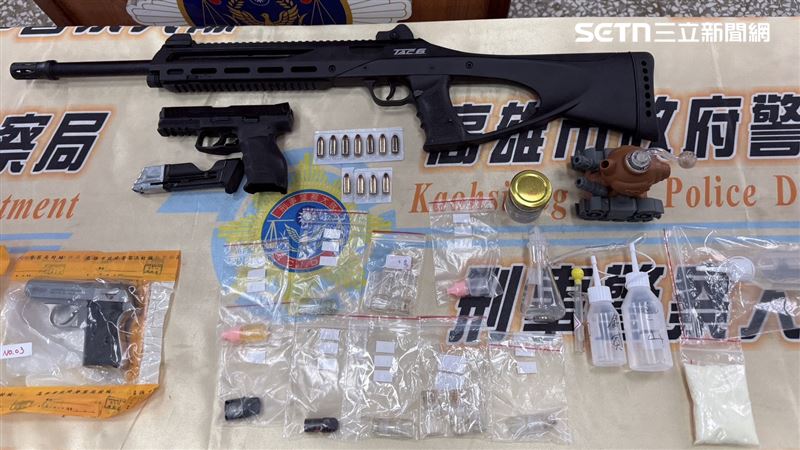 警方查扣大量槍枝及毒品。（圖／翻攝畫面）