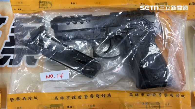 兩名嫌犯各自擁槍自重。（圖／翻攝畫面）