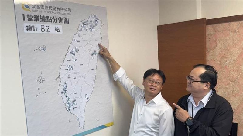 中東戰火震盪油價，北基總座廖順慶揭露加油站微利真相：賣油淨利不到2%，曾慘賠一億。為此，北基逆勢獵地轉攻自有資產，不僅將閒置土地化為收費停車場，更打造整合光電與咖啡的「旗艦能源站」，在油槍消失前完成華麗轉身。（圖／記者師瑞德攝影）