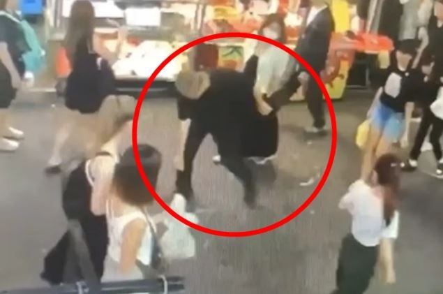 為下屬眼中「鬼點子多」的好奇寶寶，周俊銘當場按壓測試性能，豈料壓頭卡死無法彈回，辣椒水開始狂噴。（圖／翻攝畫面）