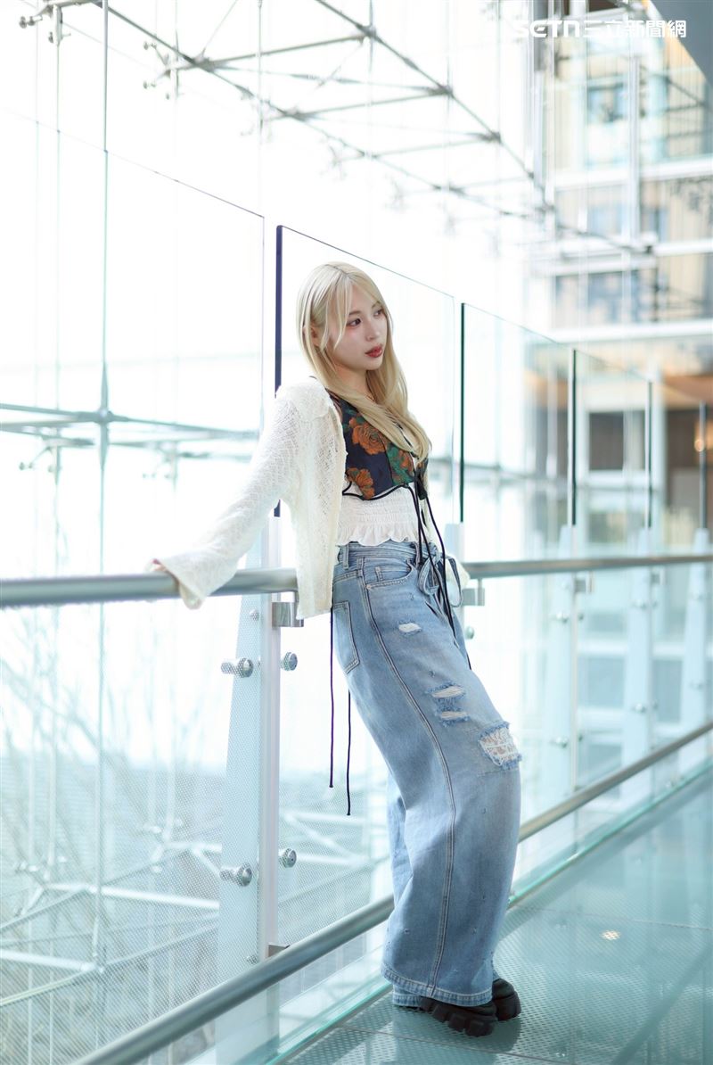 茉ひるMahiru笑說自己的靈感最常出現在開車時，腦中常突然冒出旋律。（圖／記者鄭孟晃攝影）