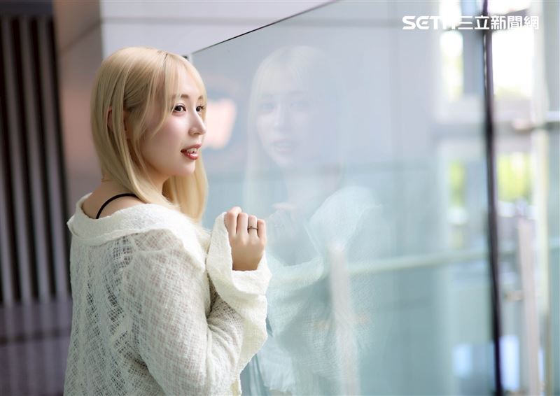 日本創作歌手茉ひるMahiru接受《三立新聞網》專訪。（圖／記者鄭孟晃攝影）