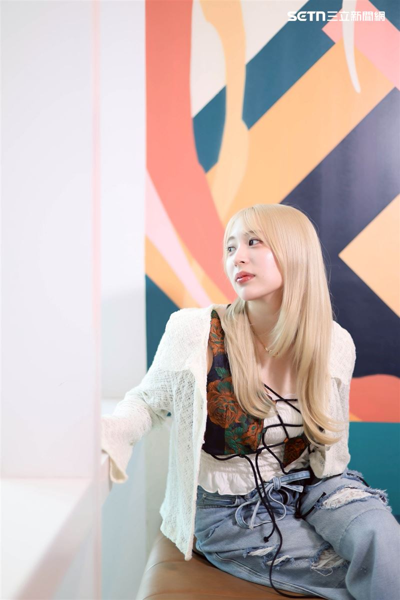 日本創作歌手茉ひるMahiru接受《三立新聞網》專訪。（圖／記者鄭孟晃攝影）