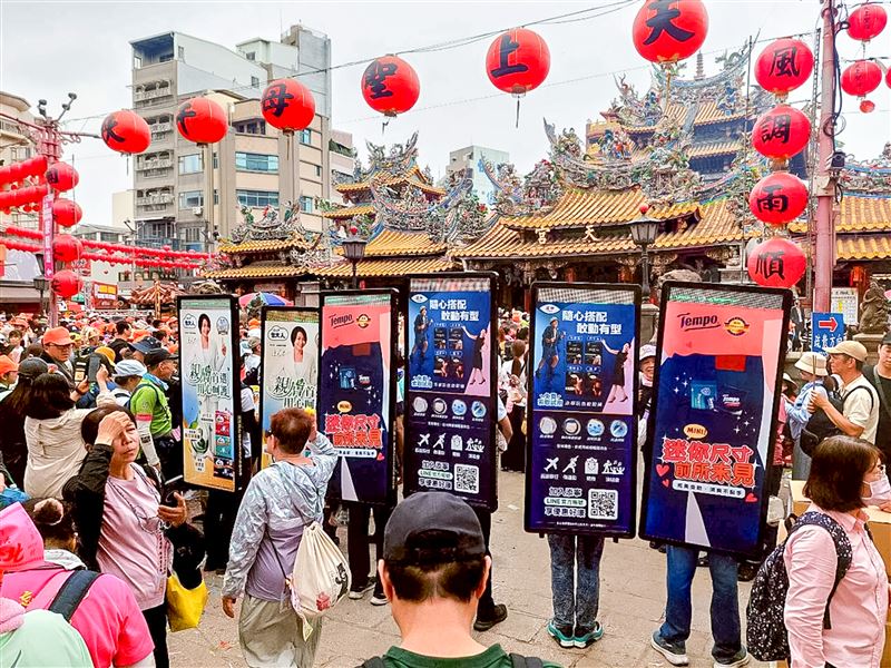 包大人派出燈箱人行動，以「神秘發光守護者」概念打造創新應援形式。（圖／包大人提供）