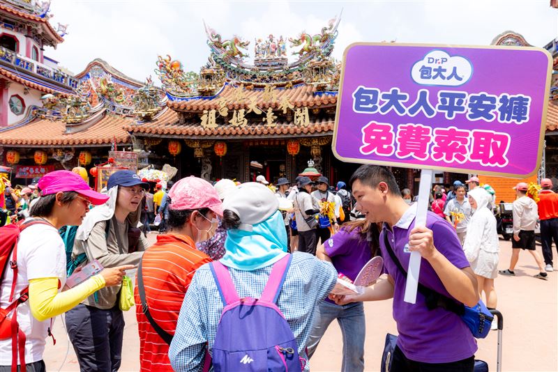 包大人送出萬份平安褲，為不便如廁的信眾與長輩提供貼心守護。（圖／包大人提供）