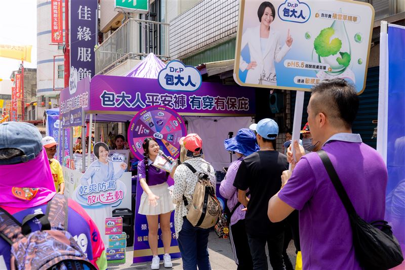 包大人以「福氣奔騰飛鏢吧」趣味活動吸引信眾體驗「平安褲」能立即鎖住水分、降低回滲，以維持乾爽狀態的魅力。（圖／包大人提供）