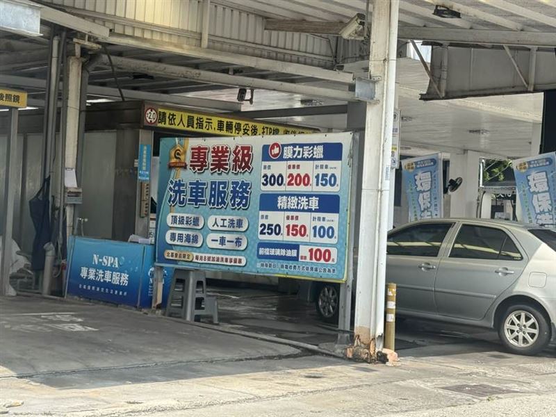 傳統加油站毛利不到 2%，北基國際總座廖順慶揭露，洗車才是真正的獲利關鍵。北基透過極致 SOP 拆解流程，大量晉用身障夥伴擔任穩定戰力，不僅洗出年收破億的 40% 高毛利，更在缺工與好市多價格戰夾擊中，成功靠「洗車黑金」轉虧為盈。（圖／記者師瑞德攝影）