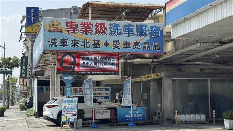 傳統加油站毛利不到 2%，北基國際總座廖順慶揭露，洗車才是真正的獲利關鍵。北基透過極致 SOP 拆解流程，大量晉用身障夥伴擔任穩定戰力，不僅洗出年收破億的 40% 高毛利，更在缺工與好市多價格戰夾擊中，成功靠「洗車黑金」轉虧為盈。（圖／記者師瑞德攝影）